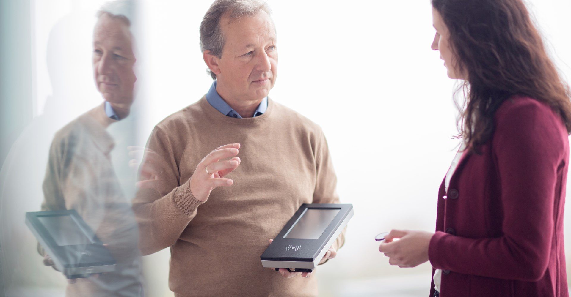 Zeiterfassung Hardware Zwei Mitarbeiter im Gespräch